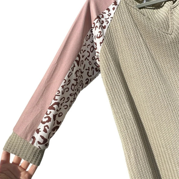 Leopard Sage Green Waffle V-neck Long Sleeve Top Size Large Casual - Picture 3 of 6